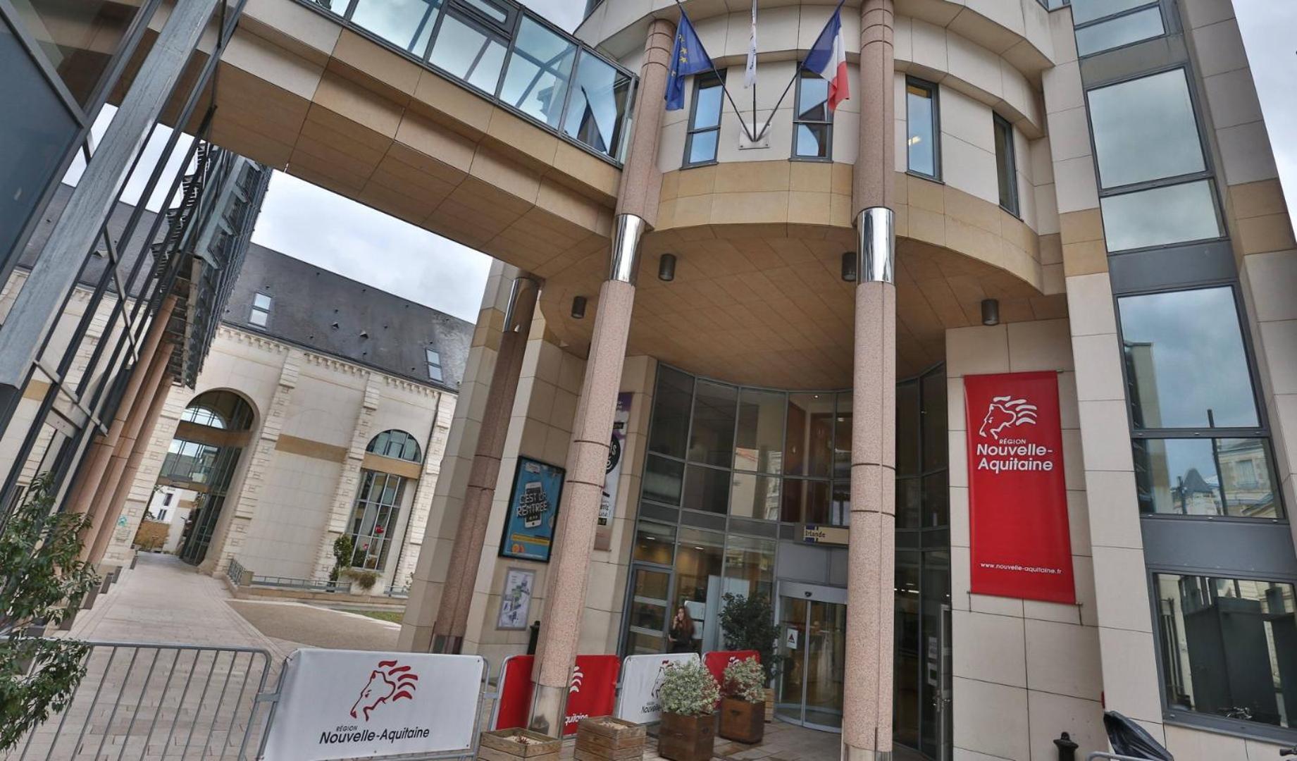 Comedy: Heart Of Town Facing The Na Region Poitiers Exterior photo